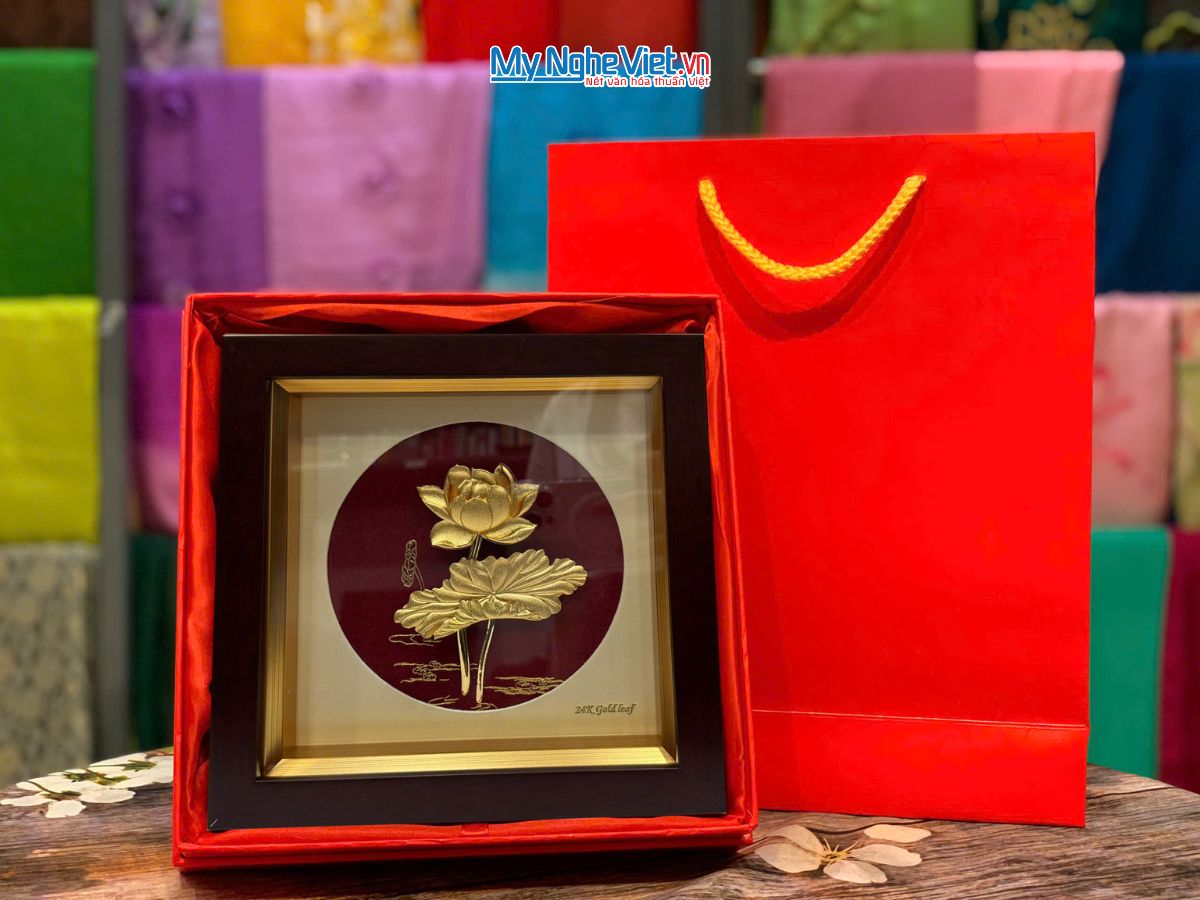 Tranh-hoa-sen-nen-do-dat-vang-24k