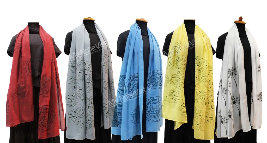 Khăn lụa tặng sếp nữ