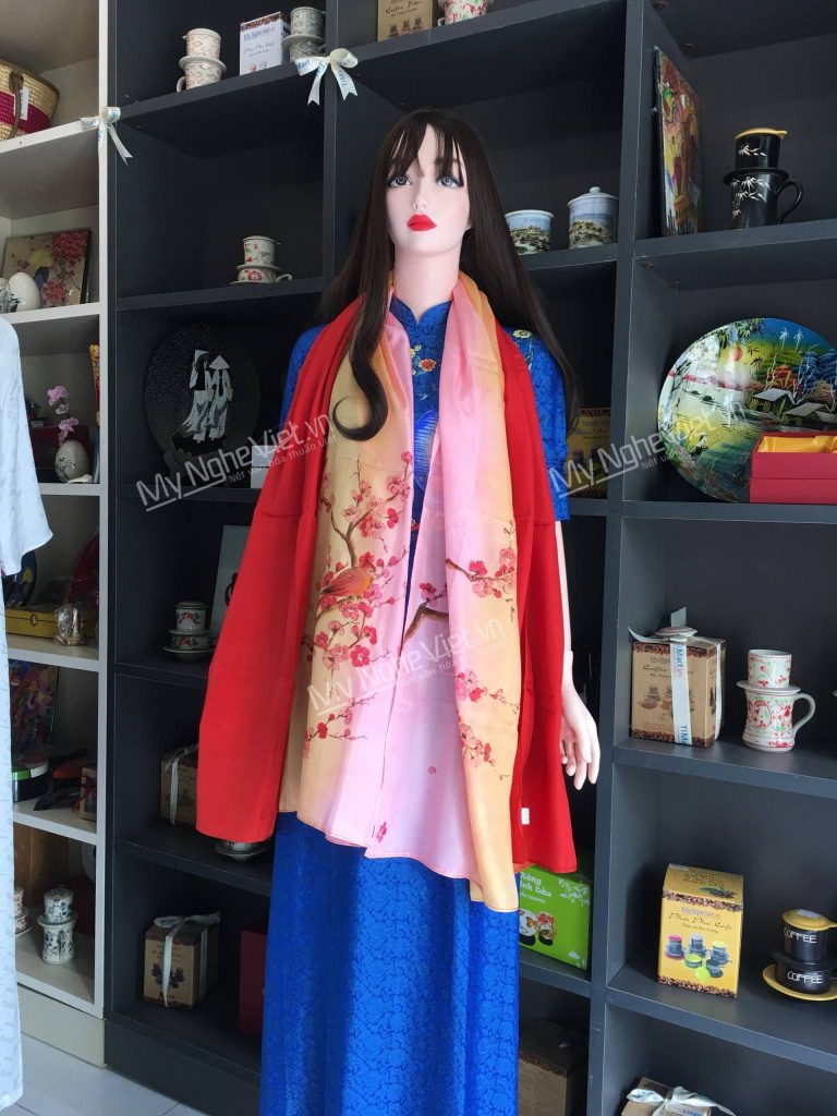 Khăn lụa tặng sếp nữ