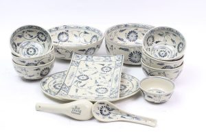 Bộ bát đĩa nhà hàng gốm Bát Tràng men rạn vẽ tay hoa cúc dây