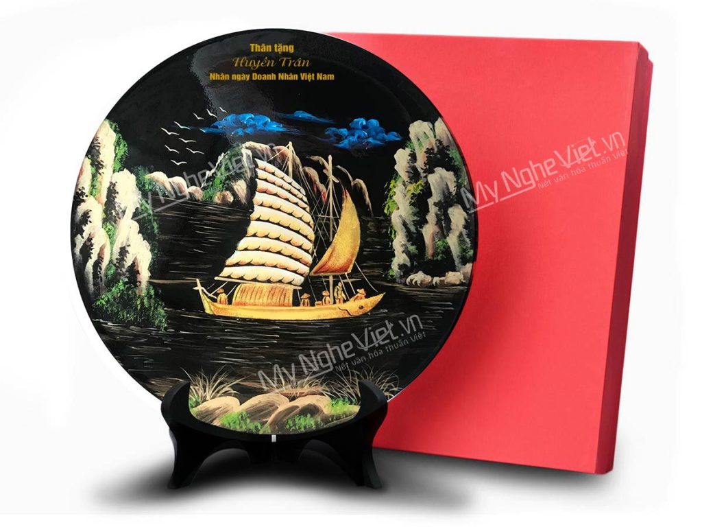 Tranh sơn mài "Thuận Buồm Xuôi Gió" khắc chữ