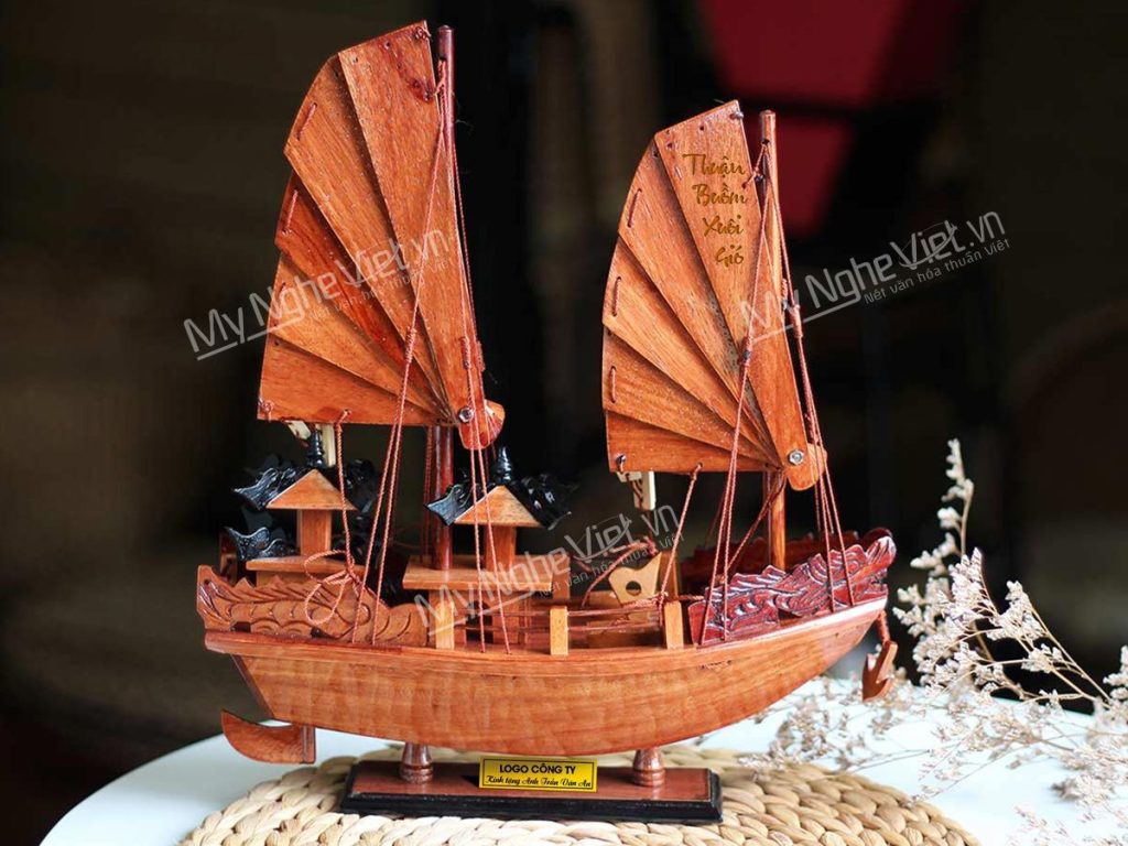 Quà tặng thuyền buồm 100% gỗ khắc tên