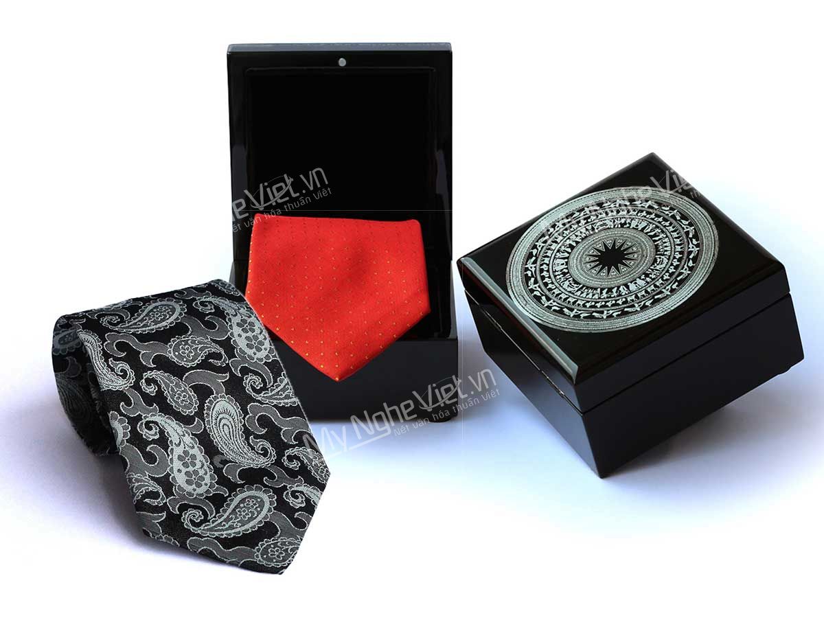 Cà Vạt và Hộp sơn mài