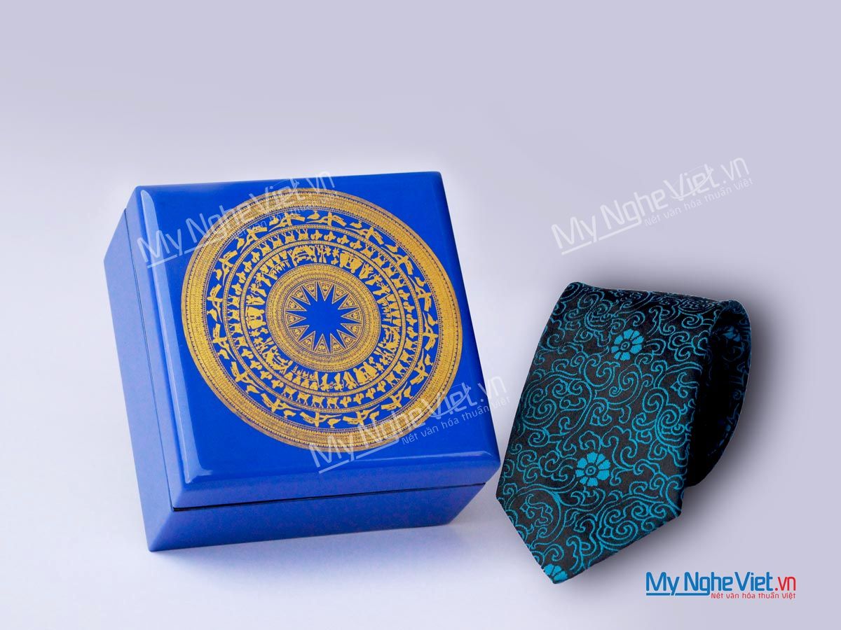 Cà Vạt và Hộp sơn mài