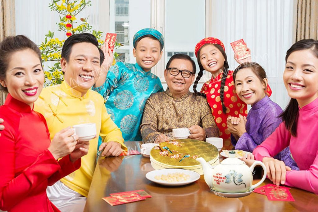 Cả nhà quay quần bên hộp mứt Tết