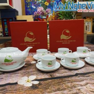 Bộ bình trà men trắng in logo 02 mặt CỬA HÀNG VTNN THANH TÂN