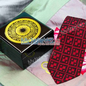 Combo hộp sơn mài + Caravat kẻ ô đỏ MNV-CBHSM07-09