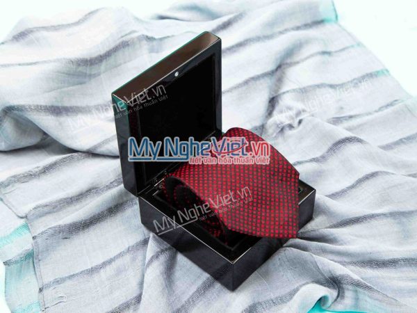 Combo hộp sơn mài +Caravat tứ giác nền đỏ MNV-CBHSM07-44 - Hình ảnh 3