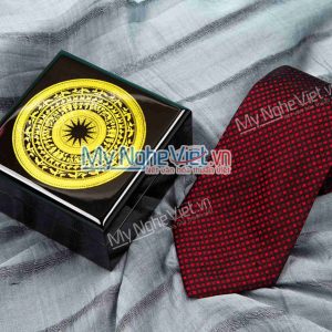 Combo hộp sơn mài +Caravat tứ giác nền đỏ MNV-CBHSM07-44